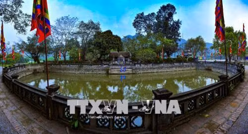 Đền vua Đinh được xây dựng theo kiểu đăng đối trên trục thần đạo. Bắt đầu từ hồ bán nguyệt và kết thúc ở Chính cung. Hồ bán nguyệt xây dựng theo kiểu kiến trúc cung đình xưa. Ảnh: Minh Đức - TTXVN