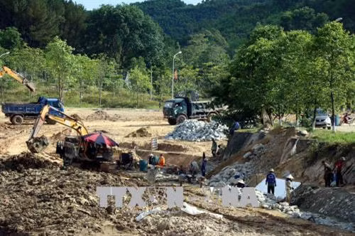 Lực lượng công nhân đang thi công dự án hồ sinh thái tại Khu di tích Ngã ba Đồng Lộc. Ảnh Công Tường - TTXVN