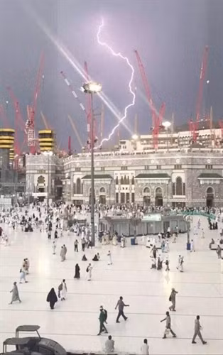 Sập cần cẩu ở Thánh địa Mecca, ít nhất 107 người chết ảnh 2