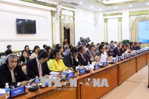 Đoàn Lãnh sự các nước tại Thành phố Hồ Chí Minh tham dự buổi trao đổi thông tin về Nghị quyết 54 và Đề án xây dựng thành phố thông minh. Ảnh: Thành Chung – TTXVN