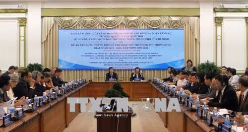 Lãnh đạo Thành phố Hồ Chí Minh trao đổi thông tin với Đoàn các Lãnh sự về Nghị quyết 54 và Đề án xây dựng thành phố thông minh. Ảnh: Thành Chung - TTXV