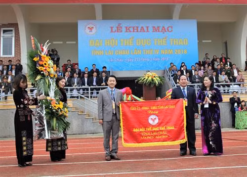 Lãnh đạo tỉnh Lai Châu trao cờ và hoa cho đại diện Ban tổ chức Đại hội. Ảnh: Công Tuyên – TTXVN