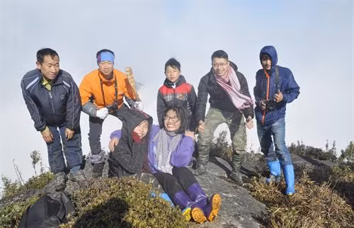 Sau hơn ngày ngày leo núi, nhóm du khách đã thành công chinh phục đỉnh cao nhất của dãy Ngũ Chỉ Sơn, cao khoảng 2.858 m. Ảnh: Hương Thu - TTXVN