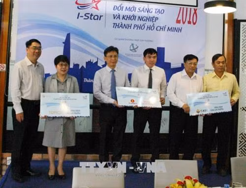 Các tổ chức, doanh nghiệp trao tài trợ cho Giải thưởng I-Star 2018. Ảnh: Tiến Lực - TTXVN