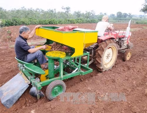 Máy trồng củ đa năng do anh Trần Văn Hảo (Đắk Lắk) chế tạo giúp tiết kiệm chi phí sản xuất và tăng năng suất lao động.. Ảnh: Nguyễn Tuấn Anh – TTXVN