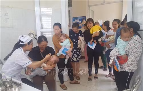 Cho trẻ uống thuốc phòng chống bại liệt tại Trung tâm y tế xã Cao Ngạn, thành phố Thái Nguyên. Ảnh: Quân Trang - TTXVN
