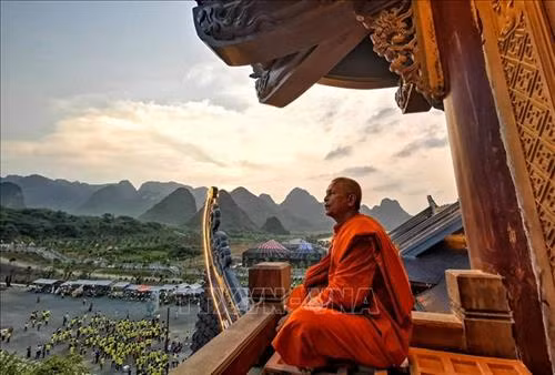 Một sư tăng ngắm cảnh đẹp kỳ vĩ của chùa Tam Chúc. Ảnh: Thành Đạt – TTXVN