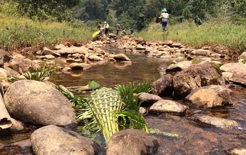 Trước đây chủ yếu dùng lá cây, thân tre và đất sét để ngăn dòng sông, nhưng mất thời gian và tốn nhiều công sức. Bây giờ khi có tấm bạt, áo mưa, người dân thường dùng những thứ này để ngăn sông.