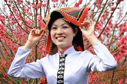 Hoa văn “Xai peng” được biểu tượng bằng hai sợi dây, nhưng được dứt ra từng đoạn như con bún, mà xoắn xuýt, chực muốn bện vào nhau như cuộn thừng