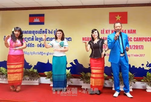 Chương trình văn nghệ chào mừng tại buổi lễ. Ảnh: Xuân Khu-TTXVN