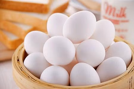 Cách phân biệt trứng gà bị tẩy trắng ảnh 1