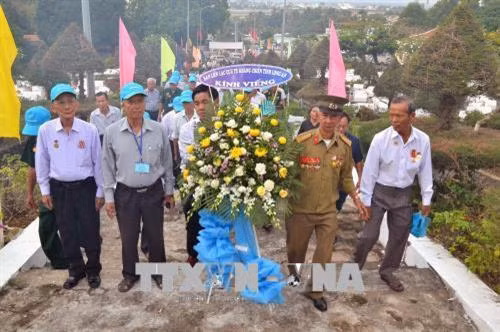 Các đại biểu viếng Nghĩa trang liệt sĩ huyện đảo Phú Quốc (Kiên Giang). Ảnh: Lê Huy Hải – TTXVN