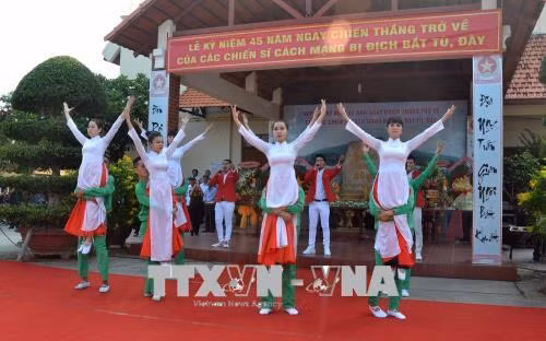 Biểu diễn văn nghệ tại Lễ kỷ niệm 45 năm ngày "Chiến thắng trở về". Ảnh: Lê Huy Hải - TTXVN