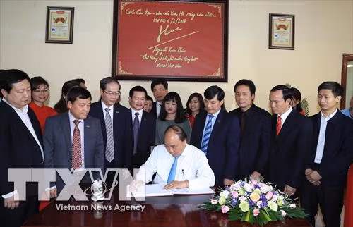 Thủ tướng Nguyễn Xuân Phúc ghi sổ lưu niệm tại Công ty cổ phần gốm Chu Đậu. Ảnh: Thống Nhất –TTXVN