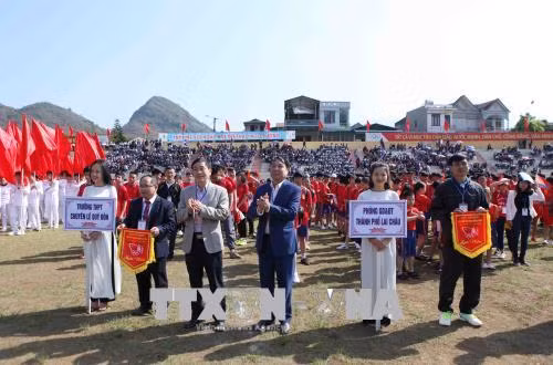 Ban tổ chức trao cờ lưu niệm cho các đơn vị có vận động viên tham gia Hội khỏe Phù Đồng lần thứ VI. Ảnh: Quý Trung – TTXVN