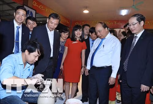 Thủ tướng Nguyễn Xuân Phúc đến thăm Công ty cổ phần gốm Chu Đậu. Ảnh: Thống Nhất –TTXVN