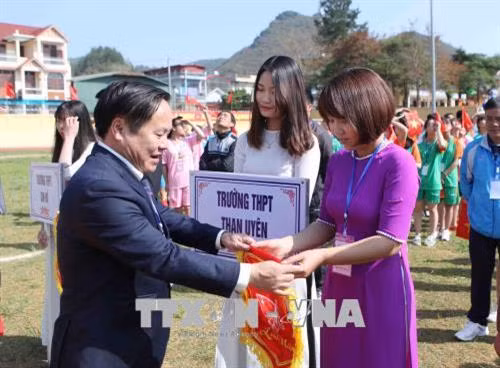 Ban tổ chức trao cờ lưu niệm cho các đơn vị có vận động viên tham gia Hội khỏe Phù Đồng lần thứ VI. Ảnh: Quý Trung – TTXVN