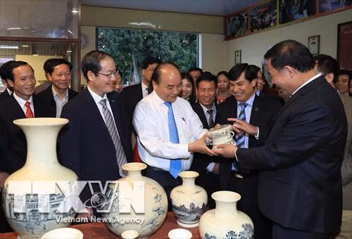 Thủ tướng Nguyễn Xuân Phúc đến thăm Công ty cổ phần gốm Chu Đậu. Ảnh: Thống Nhất –TTXVN