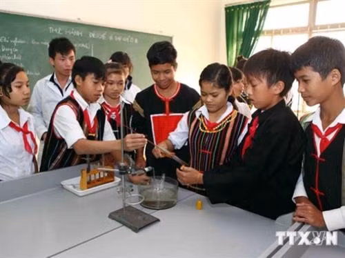 Giờ học thực hành của học sinh dân tộc thiểu số. Ảnh: Quý Trung - TTXVN