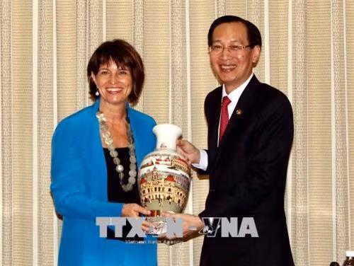 Ông Lê Thanh Liêm, Phó Chủ tịch UBND Thành phố Hồ Chí Minh (phải) tặng quà lưu niệm cho bà Doris Leuthard, Bộ trưởng Môi trường, Giao thông, Năng lượng và Truyền thông Thụy Sĩ. Ảnh: Xuân Khu-TTXVN