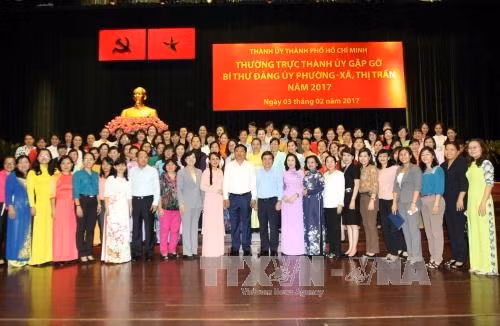 Bí thư Thành ủy Đinh La Thăng cùng lãnh đạo thành phố tham dự buổi gặp gỡ. Ảnh: Thanh Vũ - TTXVN