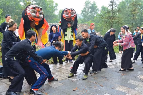 Trò chơi dân gian của người Nùng dịp đầu xuân. Ảnh: Phạm Lự