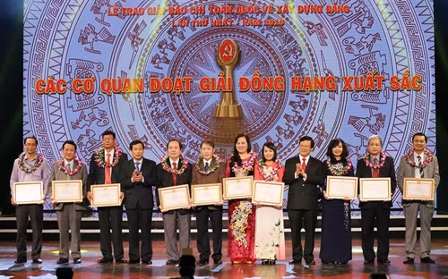 Ban Tổ chức trao Giải đồng hạng xuất sắc cho các cơ quan báo chí. Ảnh: Doãn Tấn – TTXVN