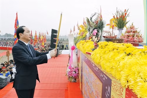 Chủ tịch nước Trần Đại Quang dâng hương tưởng niệm Hoàng đế Lê Đại Hành - người đã chọn vùng đất Đọi Sơn để thực hiện nghi thức tịch điền đầu tiên vào năm 987. Ảnh: Nhan Sáng-TTXVN