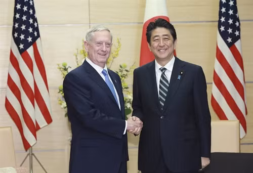 Thủ tướng Nhật Bản Shinzo Abe (phải) và Bộ trưởng Quốc phòng Mỹ Jim Mattis (trái) tại cuộc hội đàm ở Tokyo ngày 3/2. EPA/TTXVN