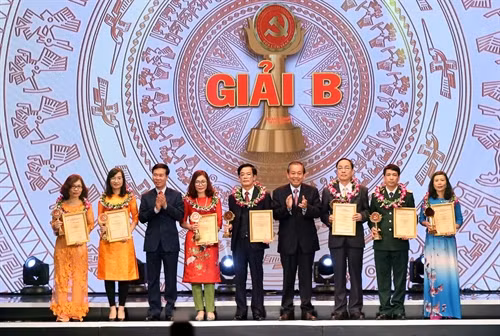 Đồng chí Trương Hòa Bình, Ủy viên Bộ Chính trị, Phó Thủ tướng Thường trực Chính phủ và đồng chí Võ Văn Thưởng, Ủy viên Bộ Chính trị, Bí thư Trung ương Đảng, Trưởng Ban Tuyên giáo Trung ương trao Giải B cho tác giả, nhóm tác giả đoạt giải. Ảnh: Doãn Tấn – TTXVN