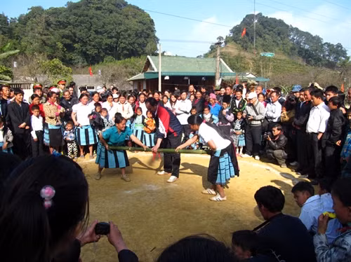 Người Mông vui tết.