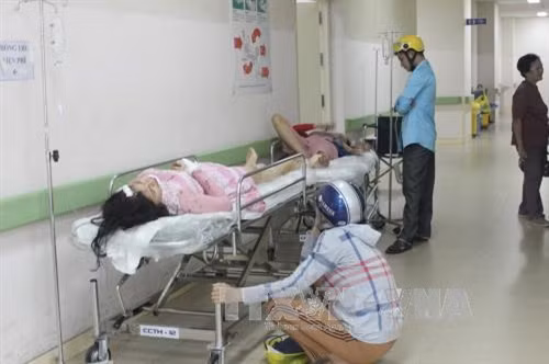 Các nạn nhân trong vụ tai nạn tàu hỏa tông xe ô tô vào trưa ngày 01/2/2017 (mồng 5 Tết Đinh Dậu) được đưa đến cấp cứu tại Bệnh viện đa khoa Đồng Nai. Những ca tai nạn giao thông nghiêm trọng liên quan đến chấn thương sọ não thường được chuyển viện lên Thành phố Hồ Chí Minh, tập trung chủ yếu ở Bệnh viện Chợ Rẫy. Ảnh: Công Phong - TTXVN