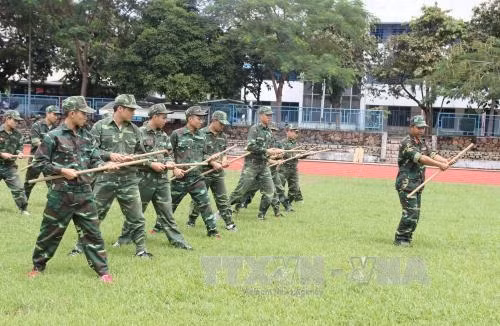 Học sinh được luyện tập như môi trường quân đội. Ảnh: Thu Hoài – TTXVN