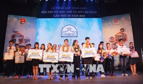 Các thí sinh đoạt giải cao của cuộc thi. Ảnh: Thu Hoài – TTXVN