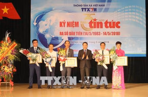 Tổng Giám đốc TTXVN Nguyễn Đức Lợi trao tặng Bằng khen cho các tập thể và cá nhân có thành tích xuất sắc của báo Tin tức. Ảnh: Doãn Tấn - TTXVN