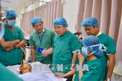 Chủ tịch Ủy ban nhân dân Thành phố Hồ Chí Minh Nguyễn Thành Phong thăm “hiệp sĩ” Trần Văn Hoàng tại Bệnh viện Nhân dân 115. Ảnh: Đinh Hằng – TTXVN