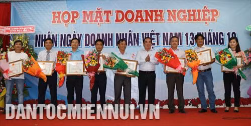 Chủ tịch UBND tỉnh Bạc Liêu tặng Bằng khen cho các doanh nghiệp sản xuất - kinh doanh tiêu biểu