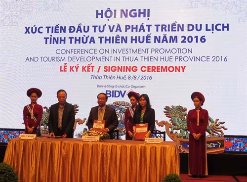Lãnh đạo tỉnh Thừa Thiên - Huế ký kết thoả thuận hợp tác đầu tư với các nhà đầu tư trong và ngoài nước. Ảnh: Quốc Việt - TTXVN