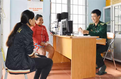 Tư vấn cho sức khỏe cho bệnh nhân tại Trạm y tế quân dân