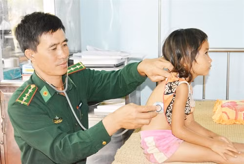 Thượng úy Phạm Văn Trà khám bệnh cho người dân.