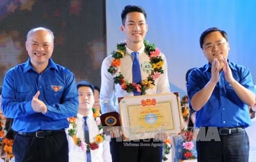Trao giải thưởng “Sao Tháng giêng” năm 2016 cho các sinh viên tại buổi lễ. Ảnh: An Hiếu – TTXVN