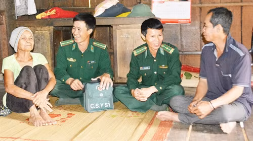 Cán bộ Trạm y tế tuyên truyền và tư vấn sức khỏe cho người dân.
