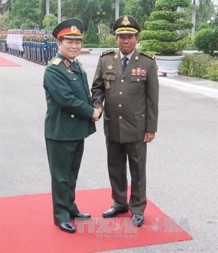 Đại tướng, Bộ trưởng Bộ Quốc phòng Ngô Xuân Lịch đón Bộ trưởng Quốc phòng Vương quốc Campuchia Tia Banh. Ảnh: Văn Sơn-TTXVN