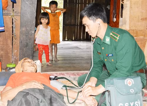 Các chiến sĩ đến tận nhà khám bệnh cho người dân.