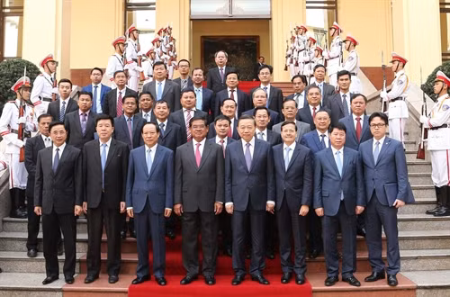 Bộ trưởng Bộ Công an Tô Lâm và Phó Thủ tướng, Bộ trưởng Bộ Nội Campuchia Samdech Krolahom Sar Kheng chụp ảnh chung với các đại biểu. Ảnh: Doãn Tấn- TTXVN