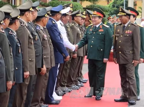 Đại tướng, Bộ trưởng Bộ Quốc phòng Ngô Xuân Lịch với các đại biểu Đoàn Quân sự cấp cao Vương quốc Campuchia. Ảnh: Văn Sơn-TTXVN
