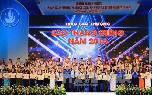 Trao giải thưởng “Sao Tháng giêng” năm 2016 cho các sinh viên tại buổi lễ. Ảnh: An Hiếu – TTXVN