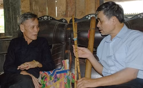 Trang phục và đạo cụ của thầy cúng .