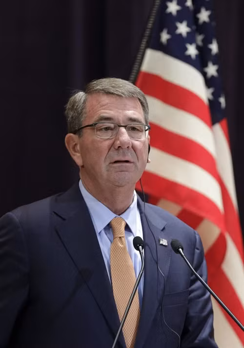 Trong ảnh (tư liệu): Bộ trưởng Quốc phòng Mỹ Ash Carter phát biểu tại cuộc họp báo ở London, Anh ngày 15/12/2016. EPA/TTXVN
