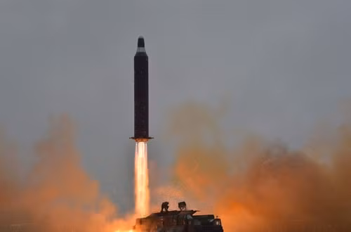 Trong ảnh (tư liệu do Hãng KCNA đăng phát không ghi rõ thời điểm): Tên lửa đạn đạo chiến lược tầm xa đất đối đất Hwasong-10 được phóng tại một địa điểm bí mật của Triều Tiên. EPA/ TTXVN